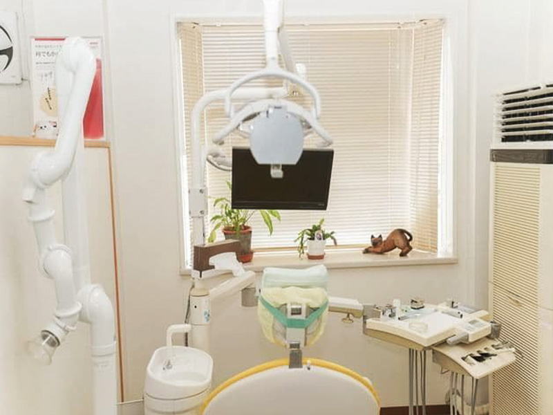 注射した時の痛みを和らげるために、表面麻酔を歯茎にしっかりと浸透させています